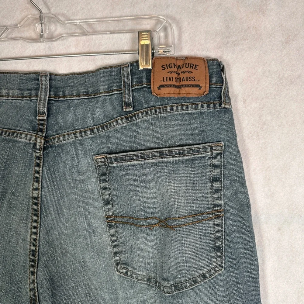Signature Levi Strauss Jeans Mens 38x34 Athletic Fit Blue Denim Good Stretch